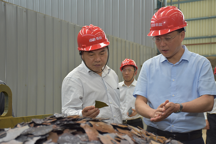 市委副書記余先河到川威調研釩深加工項目(圖2)