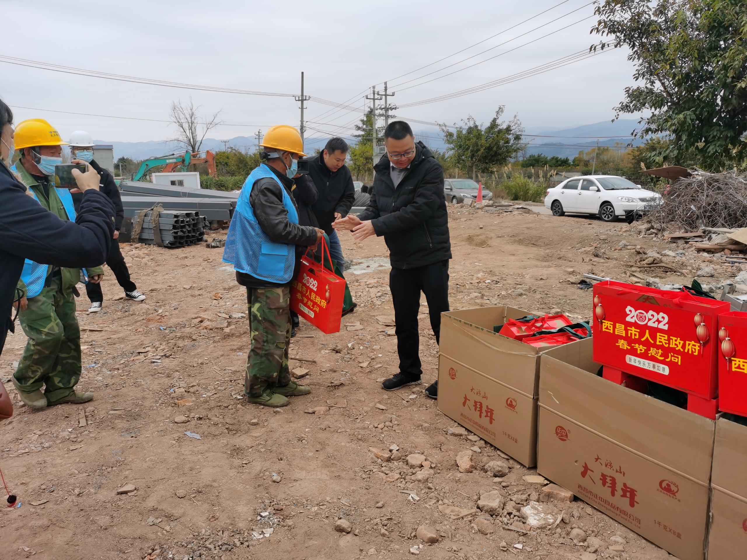 加倍鼓舞  眾志成城戰新春 ——西昌市副市長慰問春節期奮戰在海南鄉村振興二期項目參戰人員(圖3)