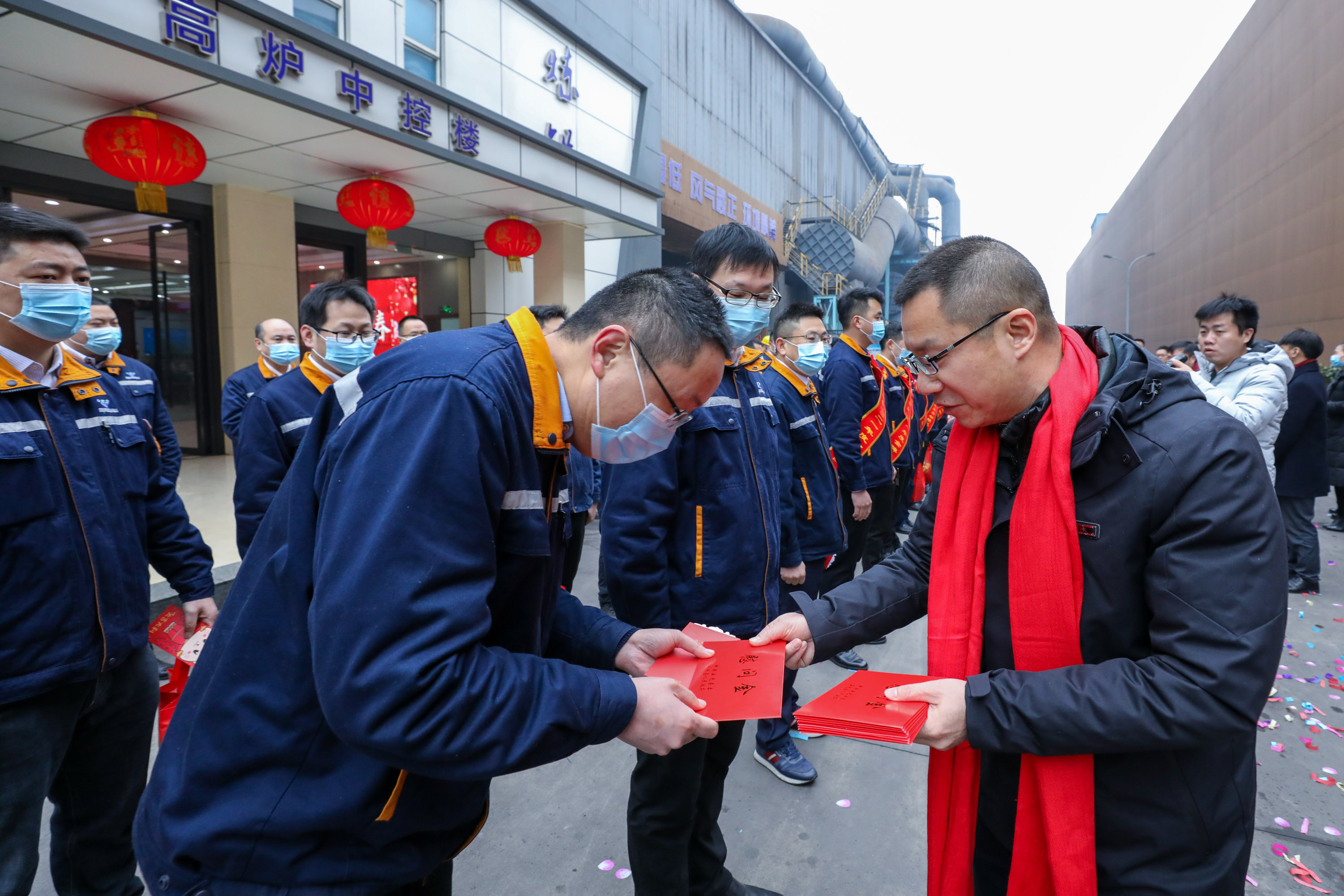 威遠縣委書記蘭徐春節到連界基地慰問(圖2)