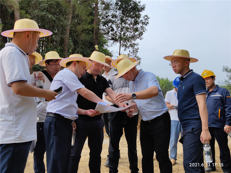 集團公司王勁董事長視察穹窿植物園建設現場(圖1)